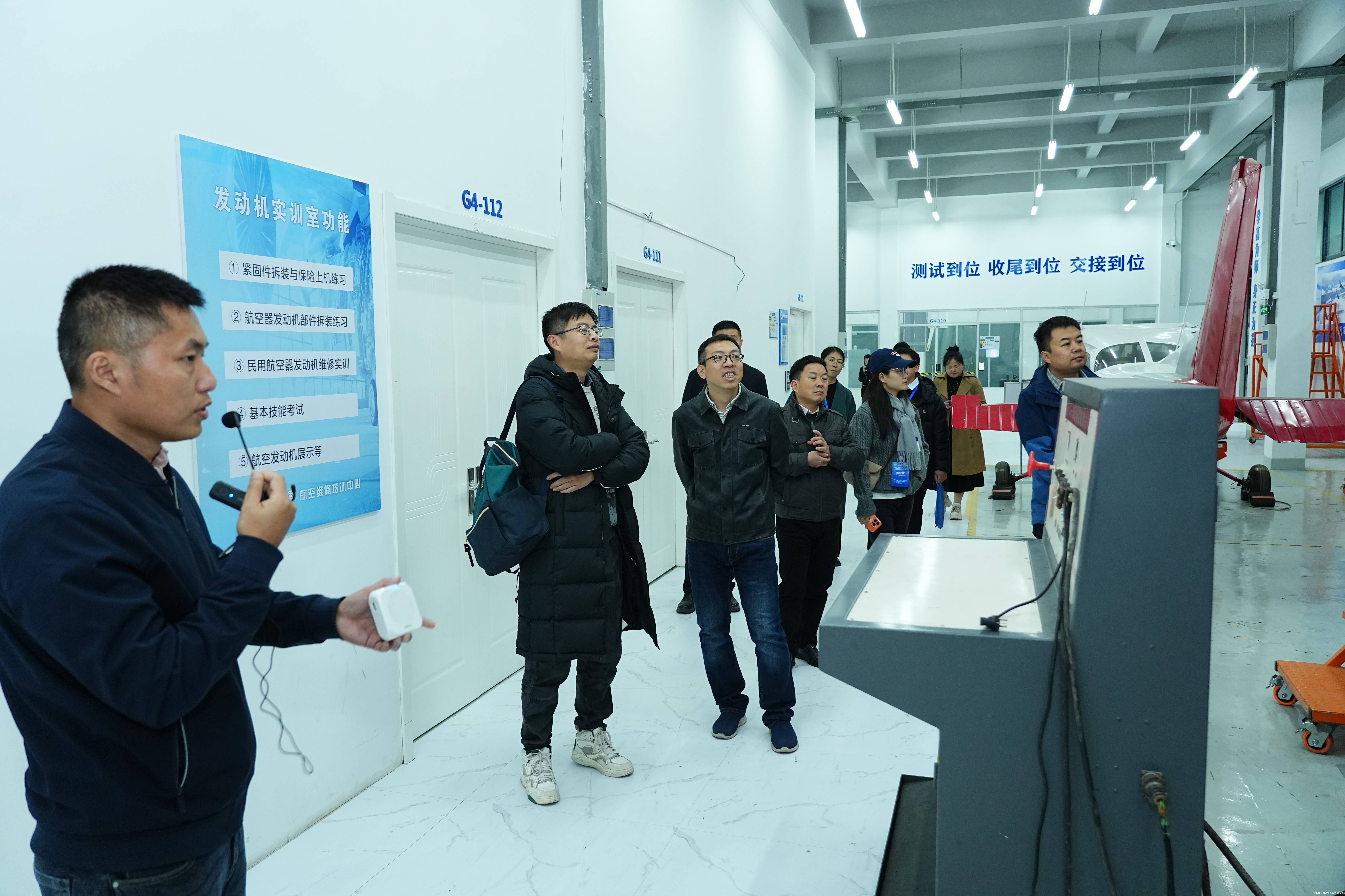 参观实训室.jpeg 参观实训室.jpeg