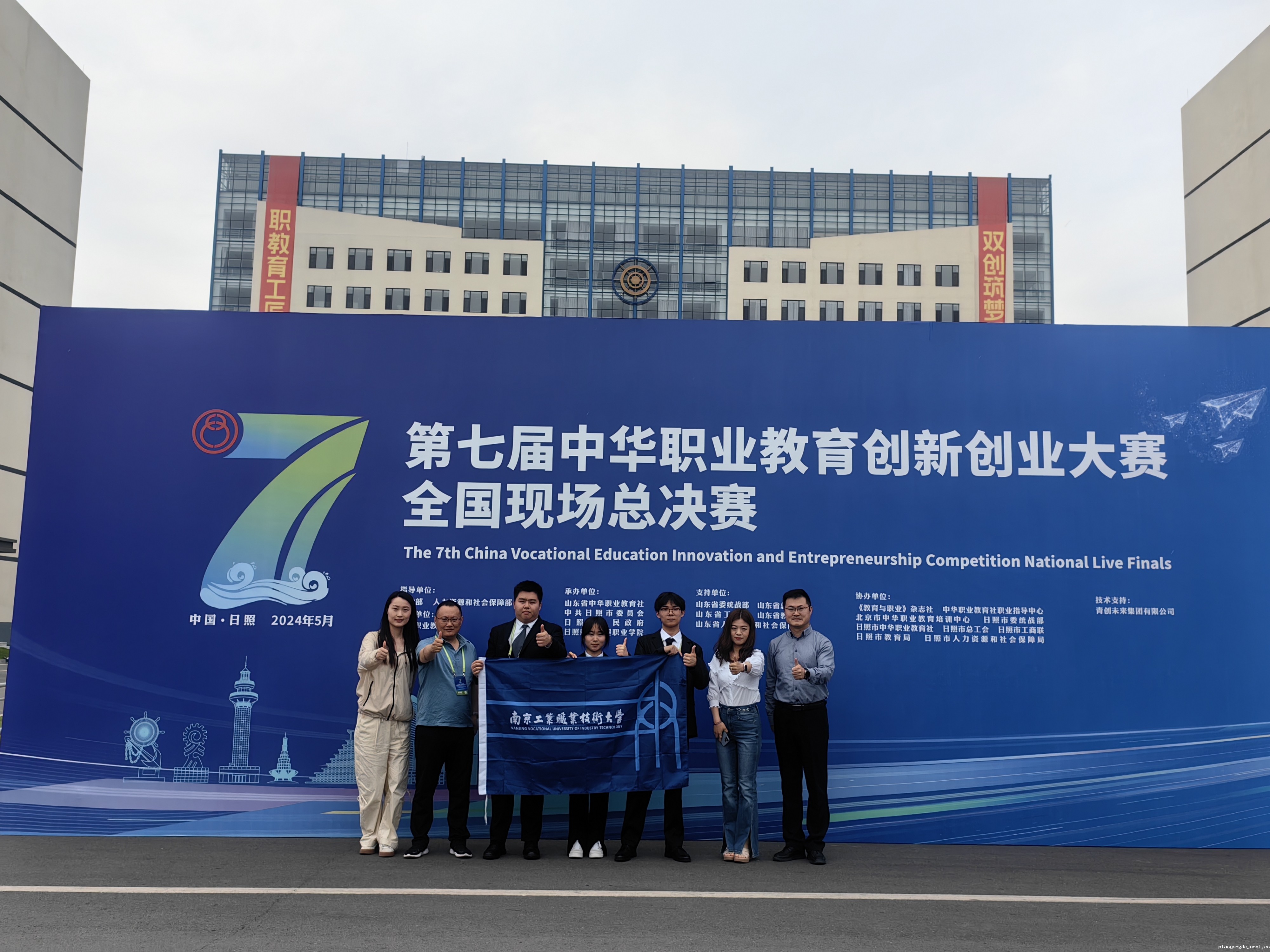 团队合影3.jpg 团队合影3.jpg