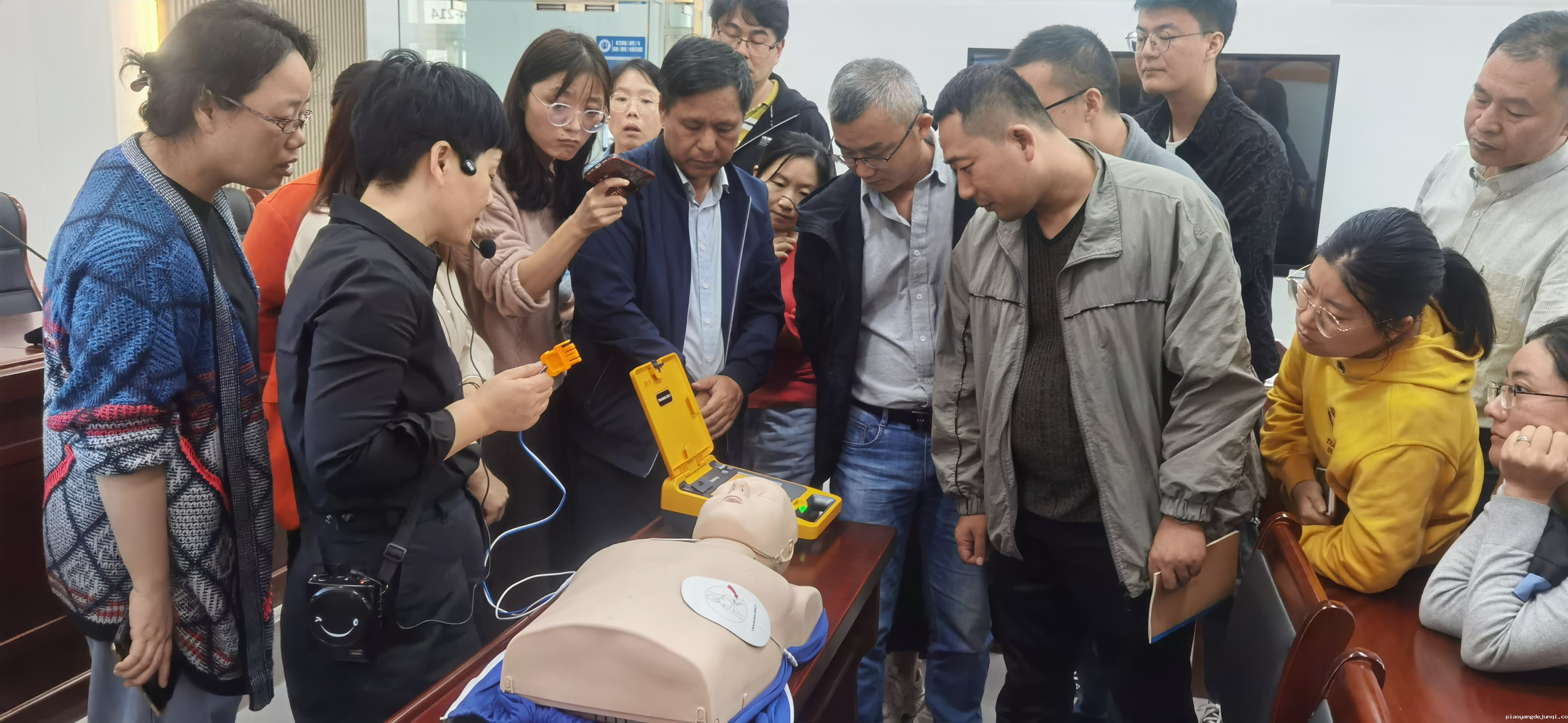 一群人正在聊天 描述已自动生成