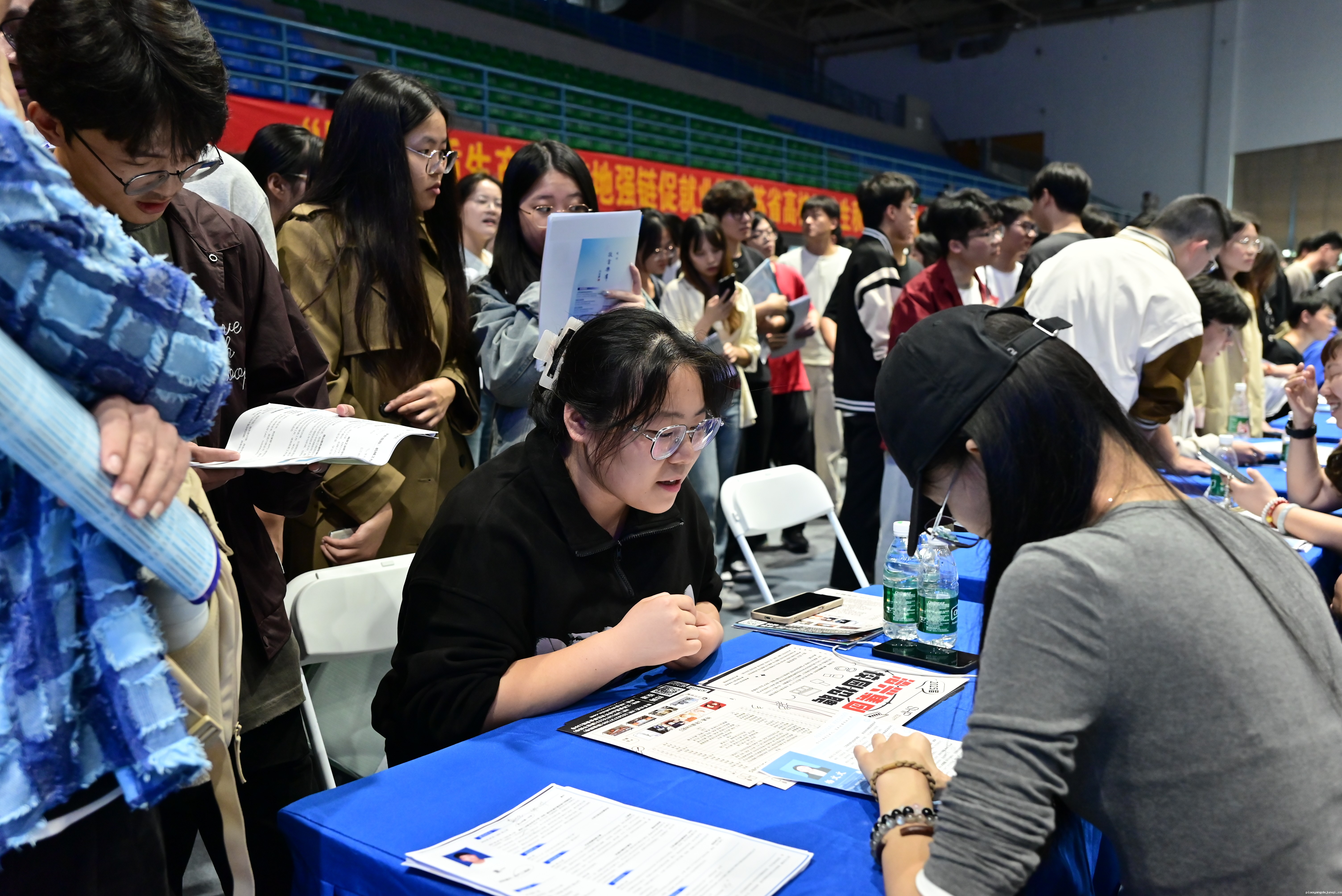 学生洽谈.jpg 学生洽谈.jpg