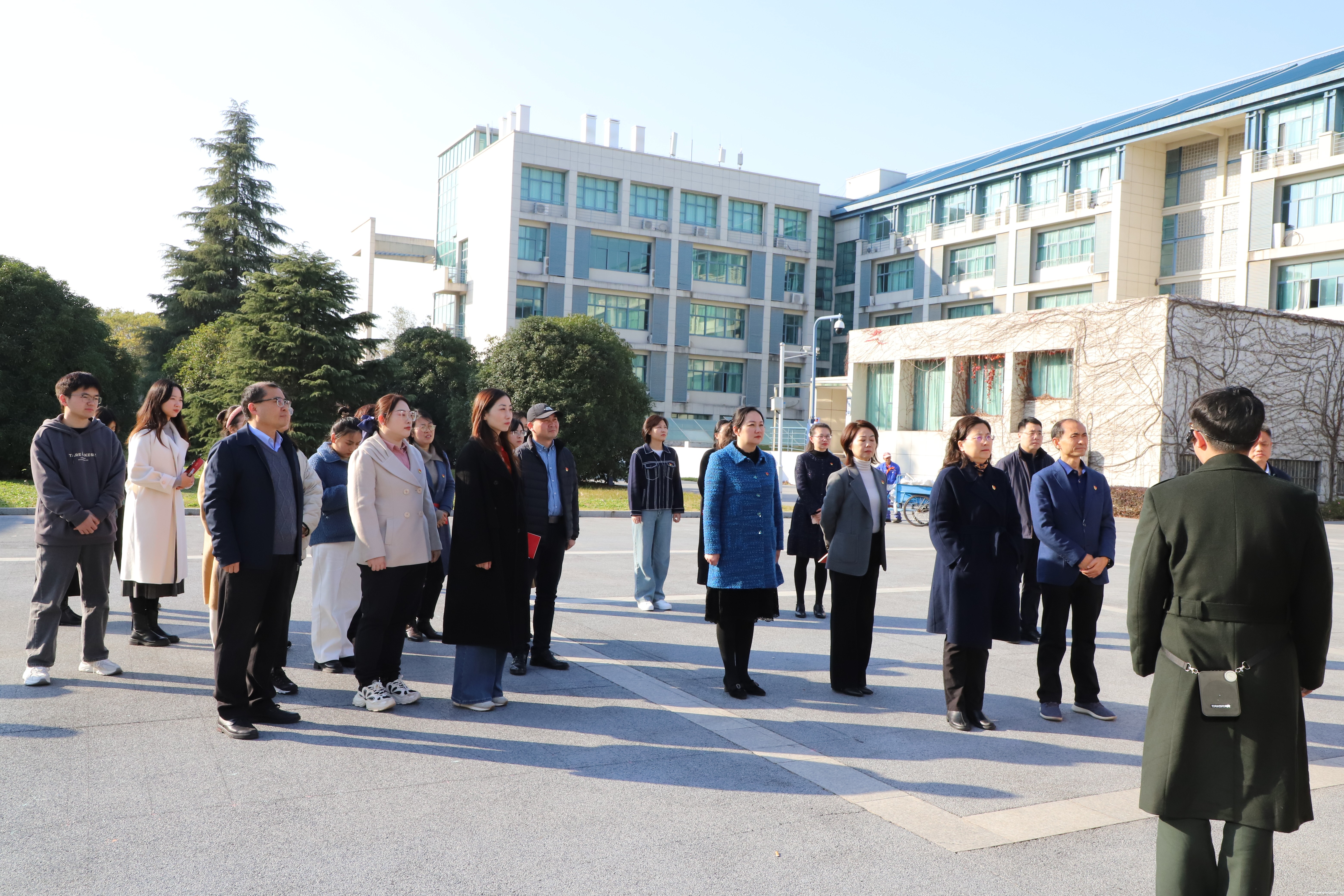 4.1、第四段后:参观2.jpg 4.1、第四段后:参观2.jpg