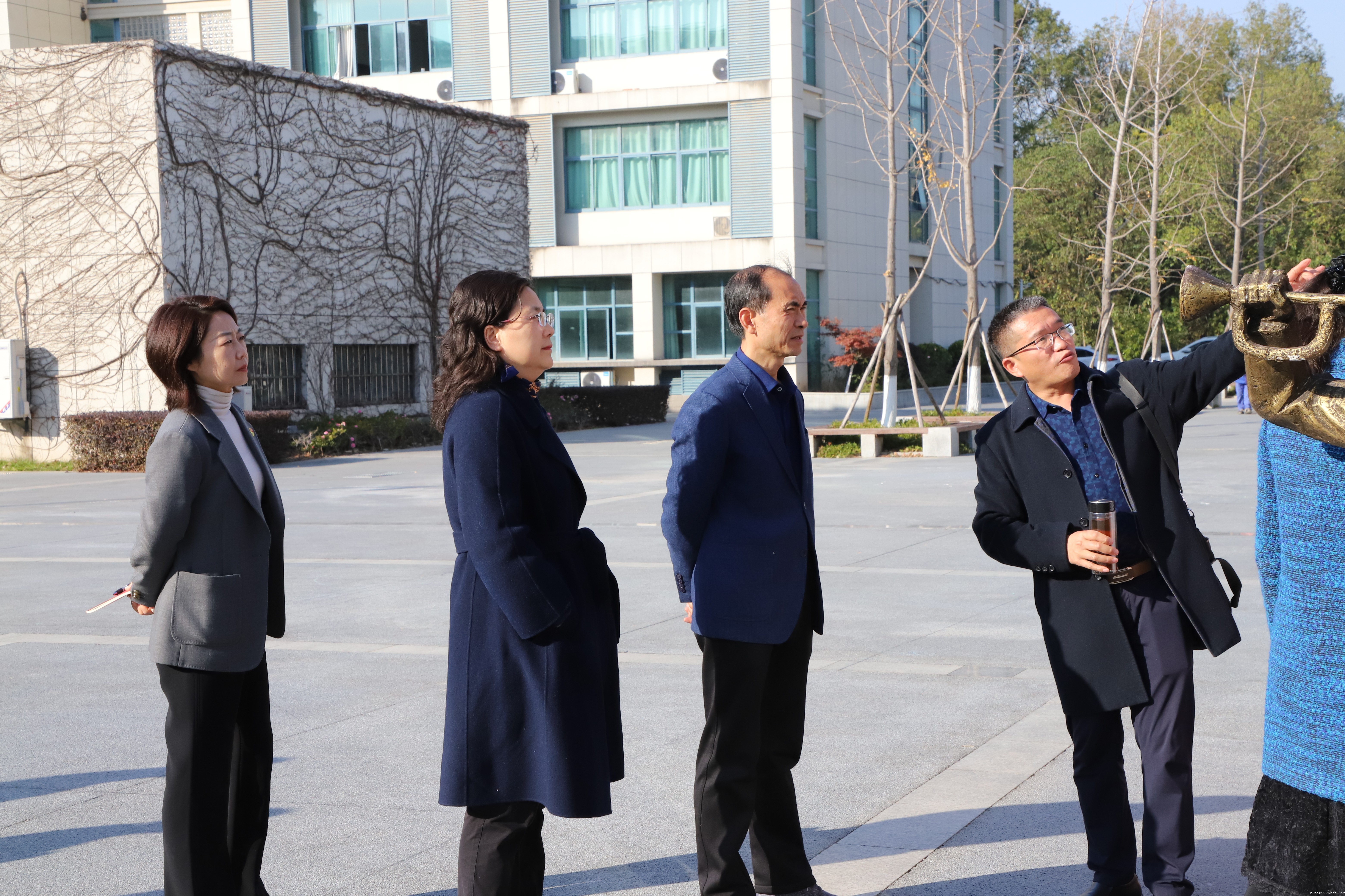 4.1、第四段后:参观0.jpg 4.1、第四段后:参观0.jpg