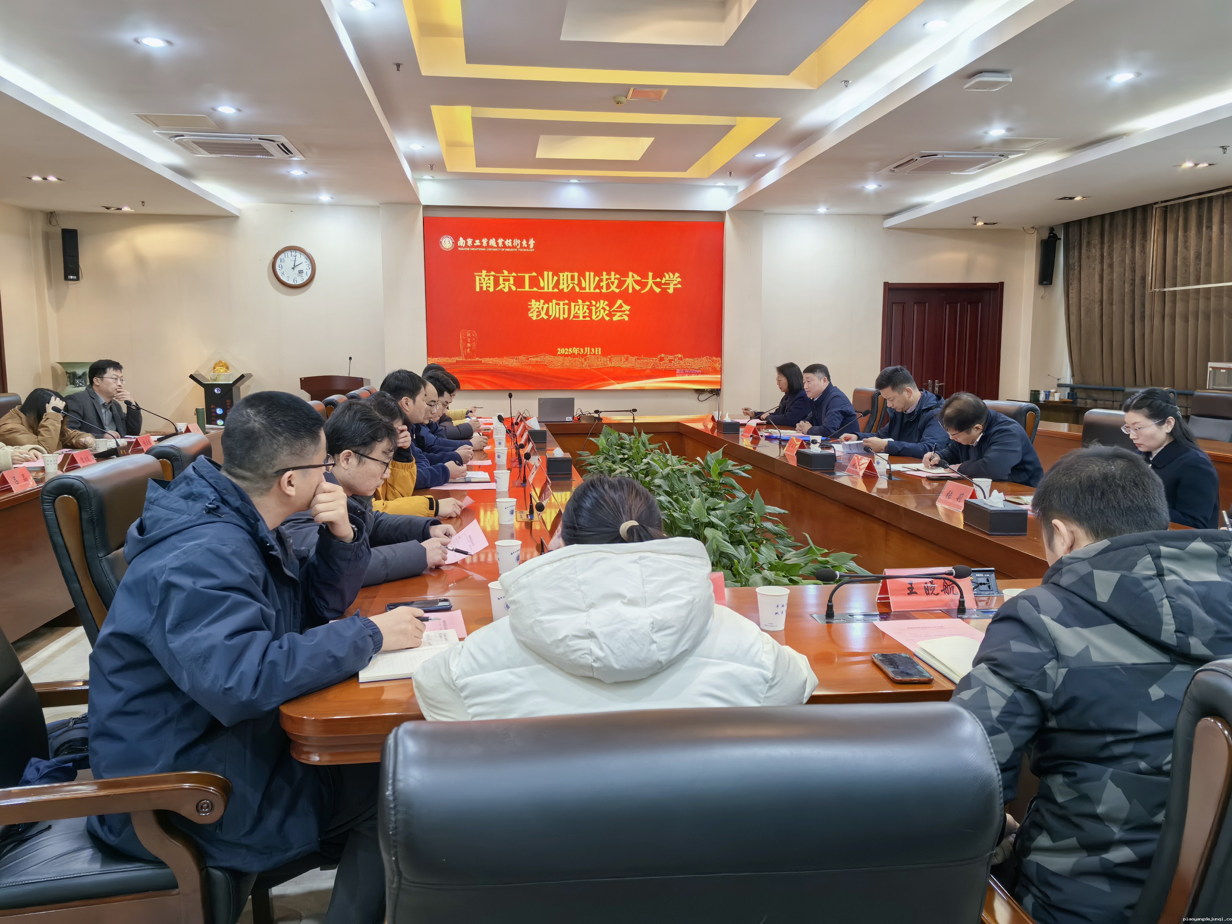 会议场景+(2).jpg 会议场景+(2).jpg