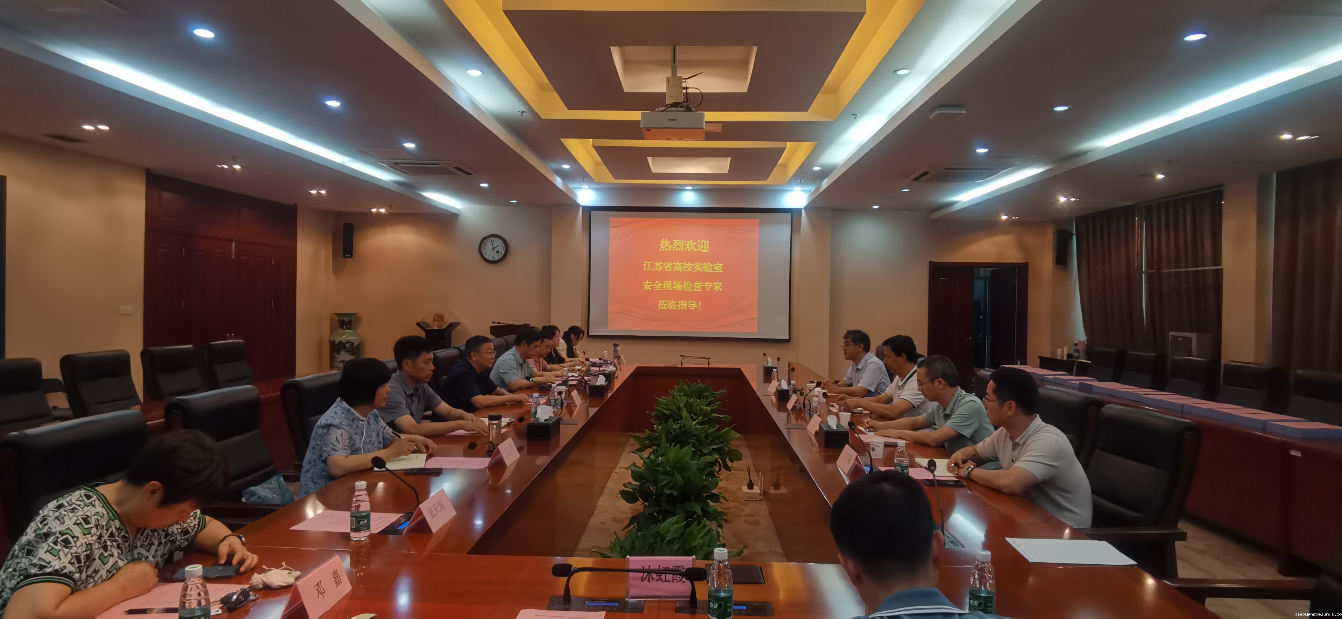 一群人在餐厅里 低可信度描述已自动生成