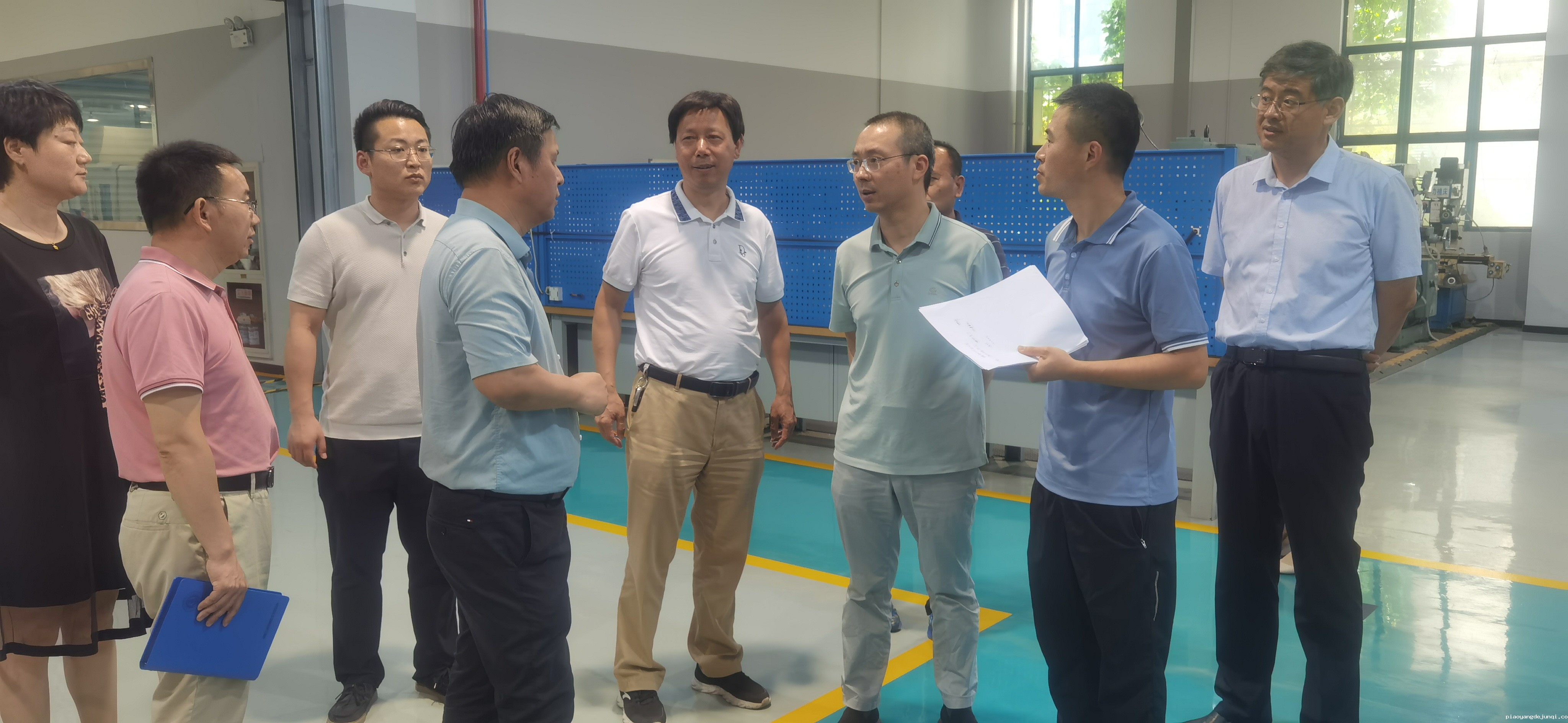 一群人站着 描述已自动生成